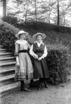 Dr. Joseph Schäfer, Ausflüge: Im Stadtgarten Recklinghausen - die siebzehnjährige Tochter Maria Schäfer "mit "Frieda Busch", Mai 1917