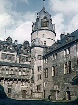 Fürstliches Residenzschloss, Innenhof: Partie des Eingangs- und Südostflügels mit Treppenturm