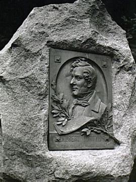 Gedenkstein des Komponisten Albert Lortzing im Park des Fürstlichen Residenzschlosses Detmold