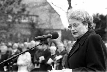 Einweihung eines Mahnmals im ehemaligen Konzentrationslager Wewelsburg: Ilse Brusis, Landesministerin für Arbeit, Soziales und Stadtentwicklung, Kultur und Sport, während der Gedenkrede