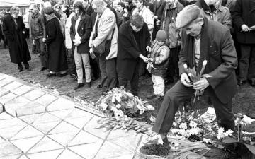 Einweihung eines Mahnmals im ehemaligen Konzentrationslager Niederhagen: Kranzniederlegung, rechts im Bild: Otto Preuss, ehemaliger Gefangener des Lagers