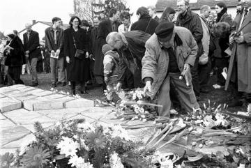 Einweihung eines Mahnmals im ehemaligen Konzentrationslager Niederhagen: 1285 Blumen für 1285 Opfer - rechts im Bild: Mark Weidmann (mit Mütze), ehemaliger Gefangener des Lagers