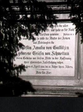 Das Epitaph des Grabmals der Fürstin Amalia von Gallitzin an der Kirche St. Agatha (1806)