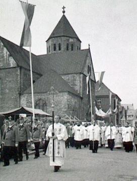 Liborifest: Prozession mit dem Bischof vor der Gaukirche (St. Ulrich-Kirche)