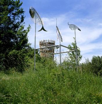 Landesgartenschau 2010 in Hemer: Windskulpturen auf dem Jüberg, im Hintergrund: der Jübergturm