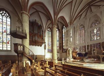 Stiftskirche St. Felicitas, Kirchenschiff Höhe Chor mit Blick auf Kanzel und Orgel - Hallenkirche, erbaut ab 1507