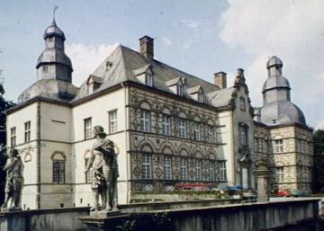 Schloss Overhagen, Hauptfront mit Brücke - Bj. 1619, Baumeister Laurenz von Brachum, Lipperenaissance, seit 1962 Gymnasium