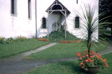 Kreuzigungsgruppe an der St. Augustinus-Kirche in Listernohl (Aufnahme vor Flutung der Biggetalsperre 1965, Neubau der Kirche in Neu-Listernohl 1965/66)