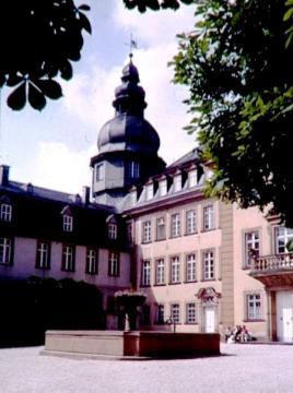 Schloss Berleburg: Schlosshof mit Brunnen und Eckpartie des Dreiflügelbaus