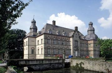 Schloss Overhagen, Hauptfront mit Brücke - Bj. 1619, Baumeister Laurenz von Brachum, Lipperenaissance, seit 1962 Gymnasium
