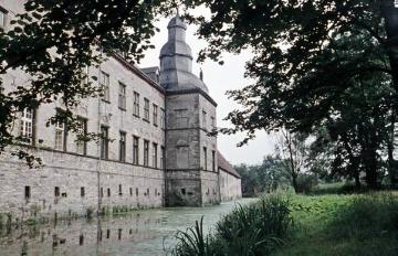 Schloss Overhagen, Rückansicht mit Gräfte - Bj. 1619, Baumeister Laurenz von Brachum, Lipperenaissance, seit 1962 Gymnasium
