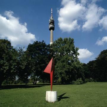 Rote Stahlplastik im Westfalenpark, im Hintergrund: Fernsehturm 'Florian' (Florianturm)