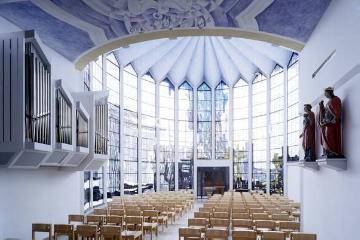 Kath. Pfarrkirche St. Walburga, gläserner Eingangsbereich mit Orgel (Brandzerstörung 1945, Wiederaufbau 1947-1954)