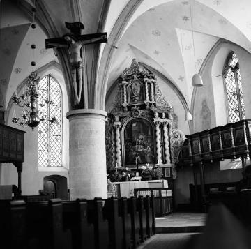 Ev. Pfarrkirche in Levern: Innenansicht mit Altar