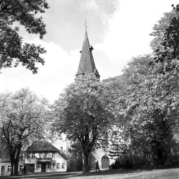 Kirchplatz mit Blick auf die ev. Pfarrkirche