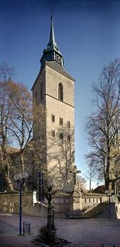 Kath. Pfarrkirche St. Martinus, turmseitige Ansicht: Gotische Hallenkirche mit romanischem Westwerk