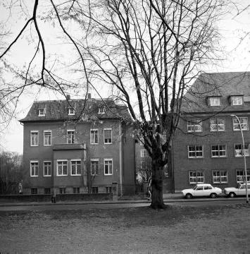 Landeshaus Block H (li., Abriss 2004) und C, Fürstenbergstraße 13-14: Sitz der Straßenbauverwaltung des Landschaftsverbandes Westfalen-Lippe, ab 2005 LWL-Medienzentrum für Westfalen

