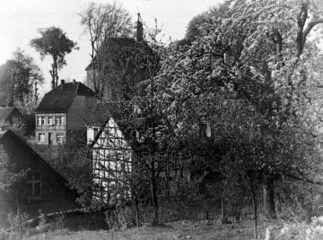 Blühende Bäume an der Sackstraße mit Blick auf die St. Erasmus-Kapelle, um 1944?