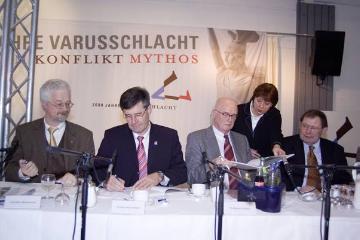 Pressekonferenz zum 2009 beginnenden Ausstellungsprojekt "2000 Jahre Varusschlacht": LWL-Direktor Wolfgang Schäfer und Projektpartner bei der Unterzeichnung des Kooperationsvertrages