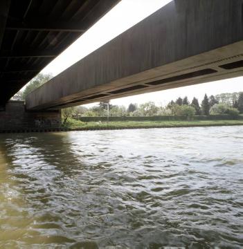 Dortmund-Ems-Kanal: Die Straßen- und Eisenbahnbrücke Warendorfer Straße von unten mit Blick auf die Kleingartenanlage am Ostufer
