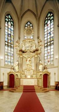 Katholische Pfarrkirche St. Michael und Johannes der Täufer: Steinerner Hochaltar mit Figur des Kirchenpatrons Michael, 1748 gestiftet