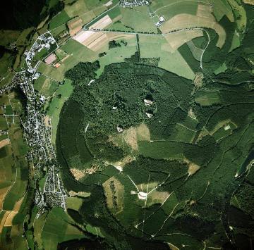 NSG Bruchhauser Steine, südöstlich von Oslberg,  im Norden Elleringhausen und im Westen Bruchhausen
