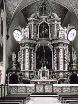 Pfarrkirche St. Jakobus d. Ä. (Abtei Marienmünster 1128-1803): Barocker Hochaltar aus dem 17. Jh. mit figurenbesetztem Schnitzretabel von Paul Gladbach (1683) und Gemälden von Anton Berning (1698-1700)