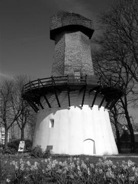 Stillgelegte Windmühle in der Friedrich-Ebert-Straße, Sitz des "Westfälischen Literaturbüros", einer Einrichtung der Autoren- und Literaturförderung in Nordrhein-Westfalen