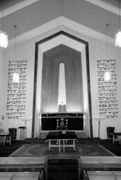 Synagoge im jüdischen Gemeindezentrum Dortmund, erbaut 1956: Blick auf die heilige Lade (Toraschrein) in der Apsis und das Tora-Lesepult, die sogenannte Bima (Bildmitte)