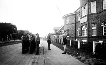 Flaggenappell der Hitlerjugend vor dem Kurheim "Wiking", Nordseeinsel Langeoog