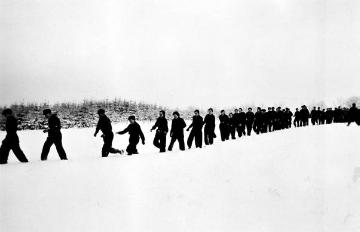 Führungspersonal der Provinzial-Kurheime auf einer Wanderung im Teutoburger Wald während des viermonatigen Winterlagers 1938/39 (Schulungsaufenthalt) in Bad Lippspringe