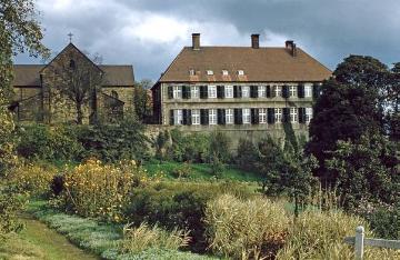 Schloss Cappenberg: Schlossgarten mit Blick auf den Westflügel und die Kirche St. Johannes Evangelist