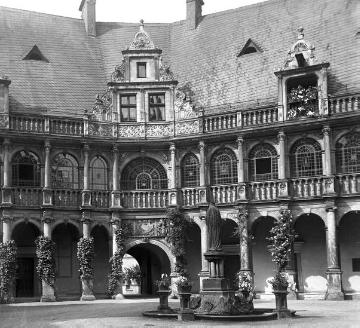 Schloss Darfeld, Partie des Galleriebaus mit Brunnen: Ursprungsbau 1612-18 errichtet von Gerhard Gröninger, nach Brand 1899 Wiederaufbau durch Hermann Schaedler 1902