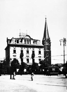 Der Servatii-Platz mit dem Hotel Monopol und dem Turm der Erlöserkirche