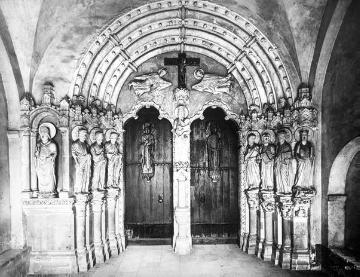 St. Liborius-Dom: Apostelskulpturen am Gewände des Paradiesportals