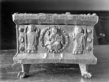 Domschatz im St. Liborius-Dom: Romanischer Tragaltar (um 1100); Schmalseite mit Figurenrelief