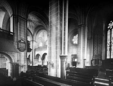 St. Petri-Kirche: Blick aus dem Seitenchor in das Langhaus, Aufnahmedatum der Fotografie ca. 1913.