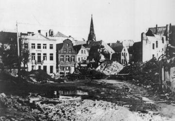 Münster im Zweiten Weltkrieg, um 1942 (?): Trümmerfeld an der Ägidiistraße/Rothenburg mit Blick zum Lamberti-Kirchturm