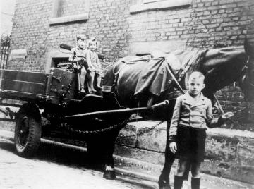 Kinder mit einem Pferdegespann in der Lütke Gasse