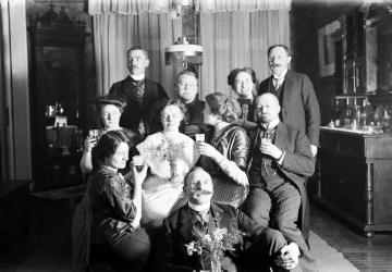 Gastgeber Dr. Joseph Schäfer und Gattin Maria (hinten rechts) in geselliger Runde, Recklinghausen, Frühjahr 1913