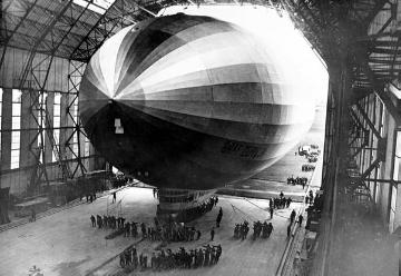 Luftschiff LZ 127 Graf Zeppelin, in Betrieb 1928-1940: Einhallen in die Luftschiffhalle unter Einsatz von 300-500 Hilfskräften, Aufnahme undatiert, um 1930?