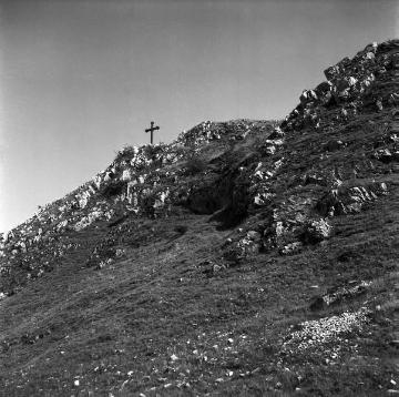 Der Piusberg mit Gipfelkreuz
