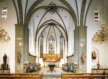 Kath. Pfarrkirche St. Laurentius, gotische Hallenkirche, Blick in den Chorraum