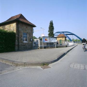 Dortmund-Ems-Kanal, Schleuse Münster: Schleusenwärterhäuschen mit Eisenbahnbrücke von Osten