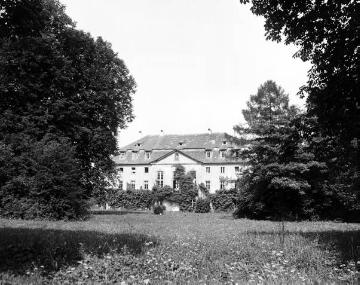 Haus Brunnen, Höxter-Godelheim, im 18. Jh. errichtet an der um 1730 entdeckten Heilquelle, von den Äbten des Klosters Corvey als Sommerfrische genutzt, nach Säkularisierung in Privatbesitz. Undatiert, um 1920?