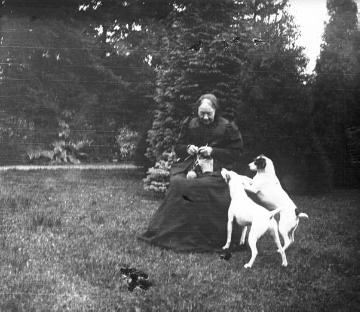 Ehefrau des Arztes und Dichters Friedrich Wilhelm Weber (1813-1894) mit ihren Hunden im Garten