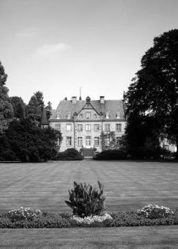 Wasserschloss Surenburg, 2003: Gartenfront des Mittelflügels mit ehemals barock gestaltetem Gartenparterre, ab 1873 umgestaltet zum Landschaftsgarten