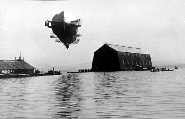 Bodensee mit "Reichsballonhalle " (errichtet 1907-1908) und Zeppelin LZ IV, dem ersten in dieser Halle gebauten Luftschiff -  Aufnahme undatiert, um 1908?