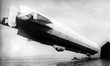 Zeppelin LZ IV beim Aushallen aus der "Reichsballonhalle", errichtet 1907-1908 für die Konstruktion von Luftschiffen auf dem Bodensee, Aufnahme undatiert, um 1908?