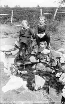 Familie Franz Dempewolff, 1926: Karl und Maria-Elisabeth, die jüngsten von neun Kindern, an der Lennequelle - fotografiert von Vater Franz auf einem Tagesausflug zum Kahlen Asten